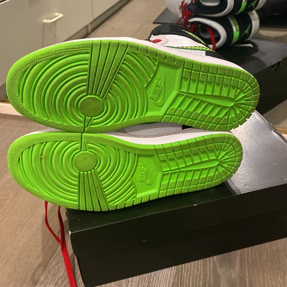 Athletic_Shoes
